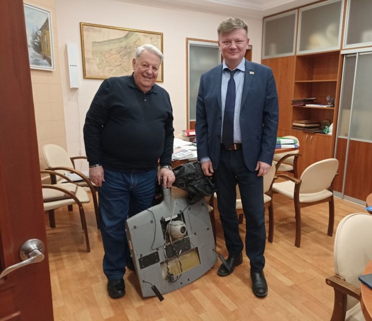 Дмитрий Федоров передал головную часть БПЛА директору авиатехникума Александру Дическулу (слева)