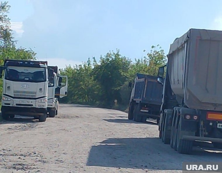 Больше всего местных волнуют большегрузы, разбивающие дорогу