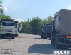 Больше всего местных волнуют большегрузы, разбивающие дорогу