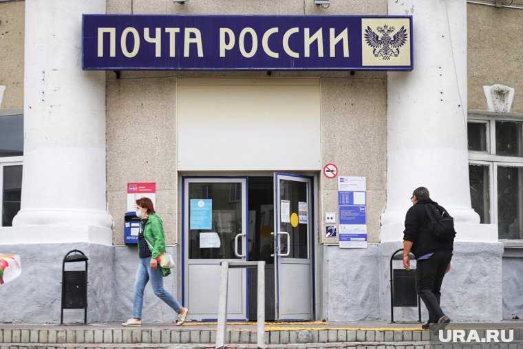 Сейчас людей запускают обратно в здание