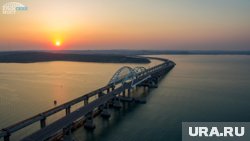 В основном люди сетуют на долгое ожидание и тех, кто пытается объехать затор по обочине