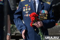От имени главы региона ветерану передали поздравительную телеграмму
