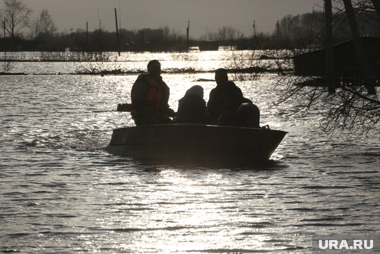 Украинцы, пытаясь сбежать от мобилизации, переплывают реку Тис (архивное фото)