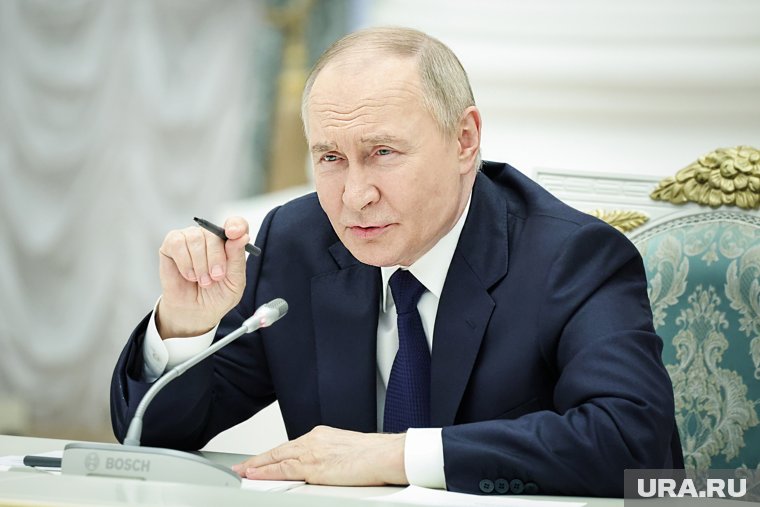 Путин в шутку напомнил, что в КГБ служил он, а не вице-премьер Денис Мантуров