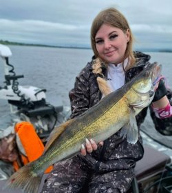 Сургутская рыбачка поймала огромного судака