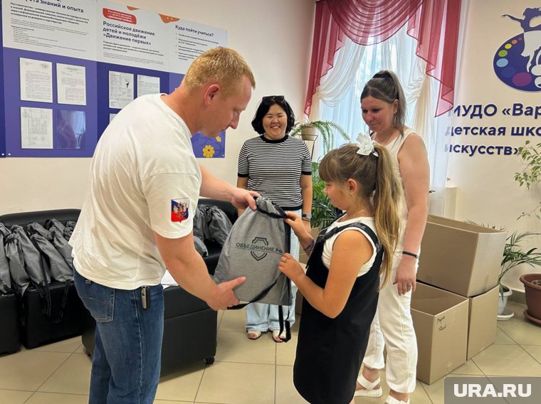 Фонд Барбашина подарил челябинским детям наборы к школе