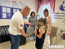 Фонд Барбашина подарил челябинским детям наборы к школе 
