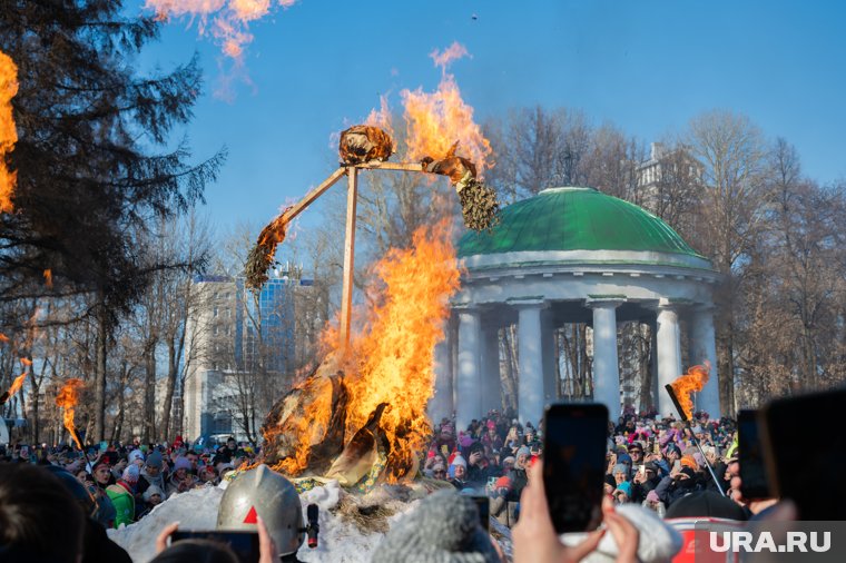 На огненное шоу приглашает парк Горького 