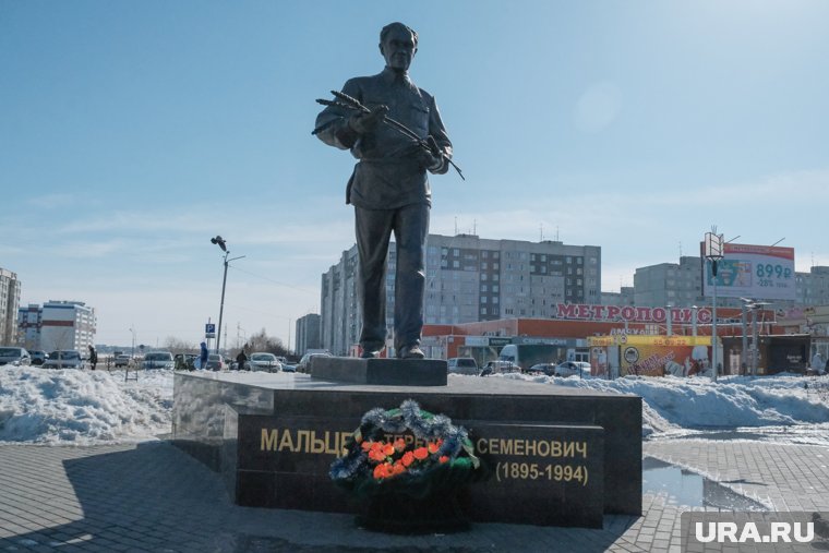 В сквере Мальцева в Кургане начали ремонтировать памятник и клумбы