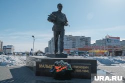 В сквере Мальцева в Кургане начали ремонтировать памятник и клумбы