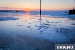 Вода стоит на зимней автодороге в ЯНАО