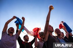 В футбольных фанатов въехали на авто
