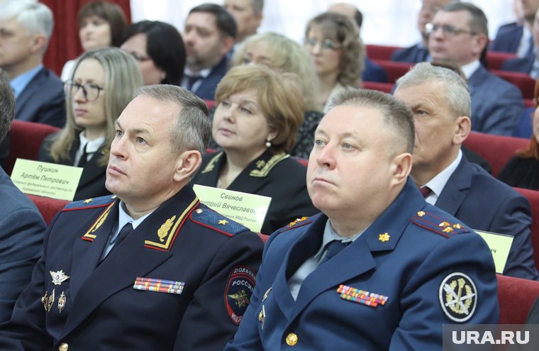 Генерал курганской полиции Свинов (слева) и полковник ФСИН Мачушкин отмечают дни рождения