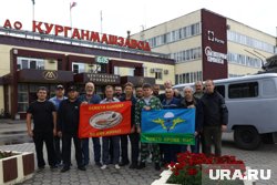 Курганские заводчане с ветеранами собрали УАЗ с гуманитарным грузом для отправки на фронт