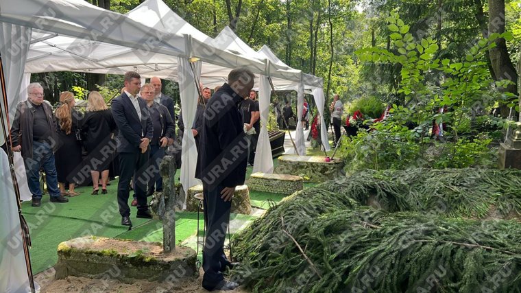 Беглов приехал на похороны Старовойта