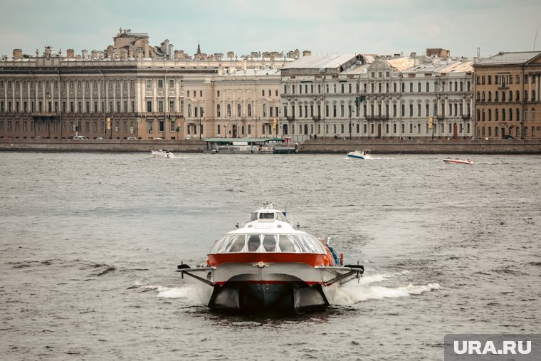 Жители Лопхарей жалуются, что им приходится «плыть» до «Метеора»