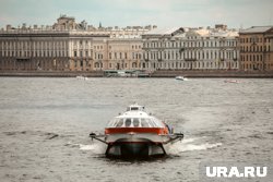 Жители Лопхарей жалуются, что им приходится «плыть» до «Метеора»
