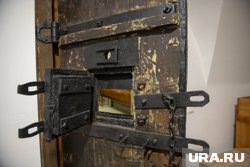 Арестантов содержали в камерах с крепкими дверями