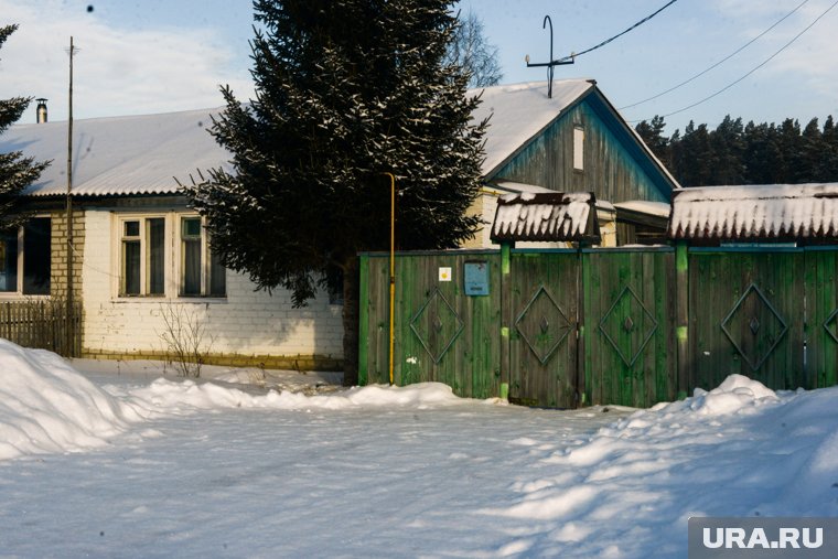 По словам местных жителей, после происшествия родители похищенного ребенка не хотят ни с кем разговаривать. С 31 января у отца, и у матери девочки выключены мобильные телефоны  