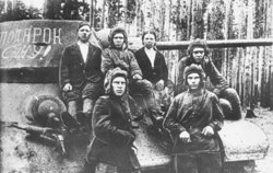 Колхозники Ширмановы с экипажем именного танка Т-34 «Подарок сыну»