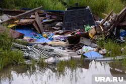 Свалка мусора находится рядом с водоемом