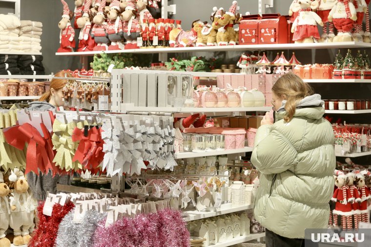 В магазинах праздничная атрибутика начала появляться в середине октября 