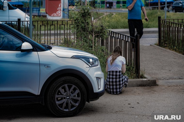 Тоболяки жалуются, что дети в опасности из-за машин на тротуаре (архивное фото)