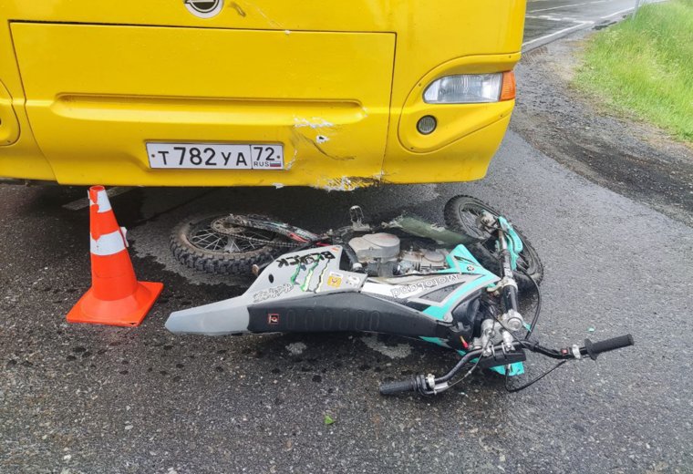 В селе Нижняя Тавда водитель автобуса не уступил дорогу питбайку