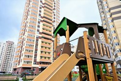 Жильцы не могут припарковать машины возле дома из-за установленных соседями шлагбаумов