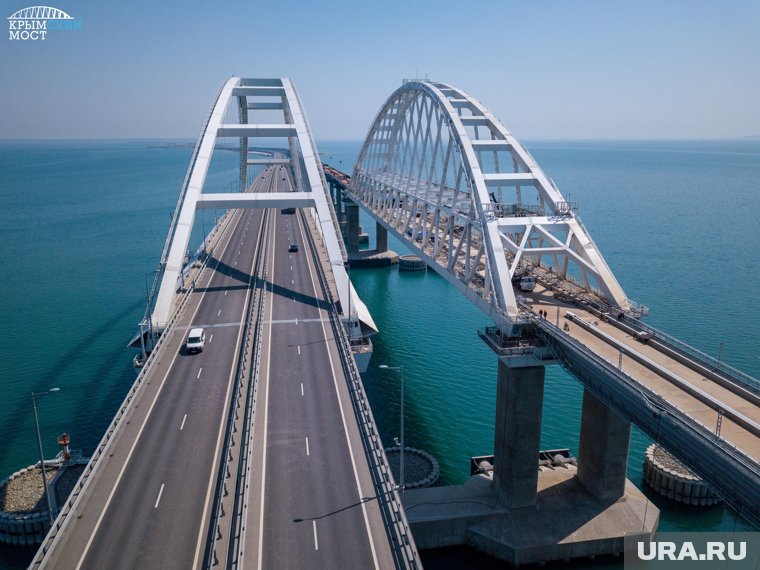 Проезд по Крымскому мосту временно приостановили после ночной атаки БПЛА (архивное фото)