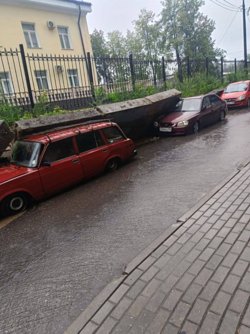 Бетонный забор упал авто в Балашихе