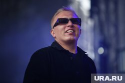 Молодые люди просили фото с рэпером