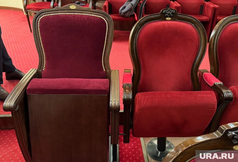 Слева - новая мебель российского производства, справа  - старые итальянские стулья