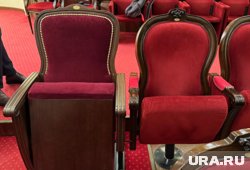 Слева - новая мебель российского производства, справа  - старые итальянские стулья