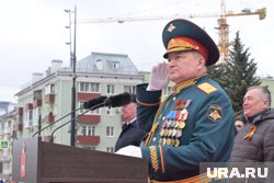 В командовании и принятии парада также принял участие руководитель суворовского училища, генерал-майор Николай Братухин