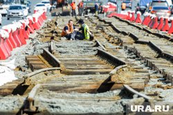 В стыки между рельсами до сих пор можно просунуть коробок спичек (архивное фото)
