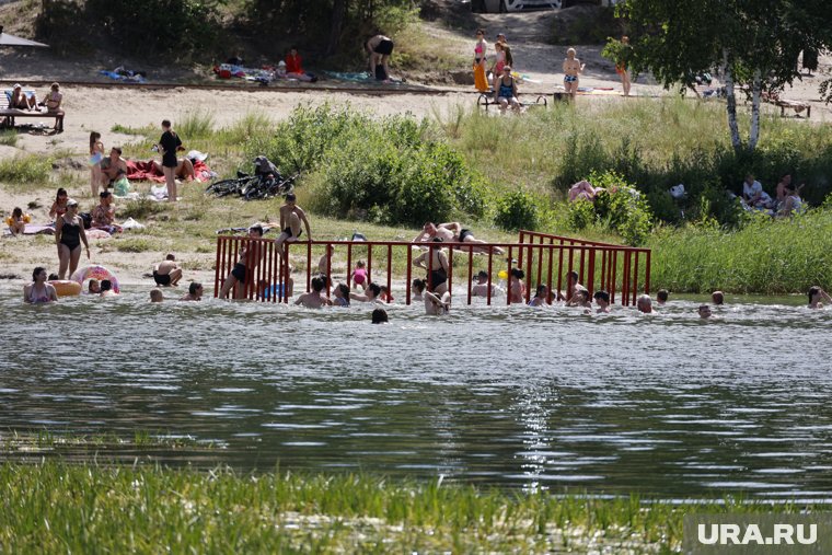 Курганцы с удовольствием проводят время на бесплатном пляже без домиков