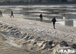 Родители позволяют детям гулять по льду на набережной