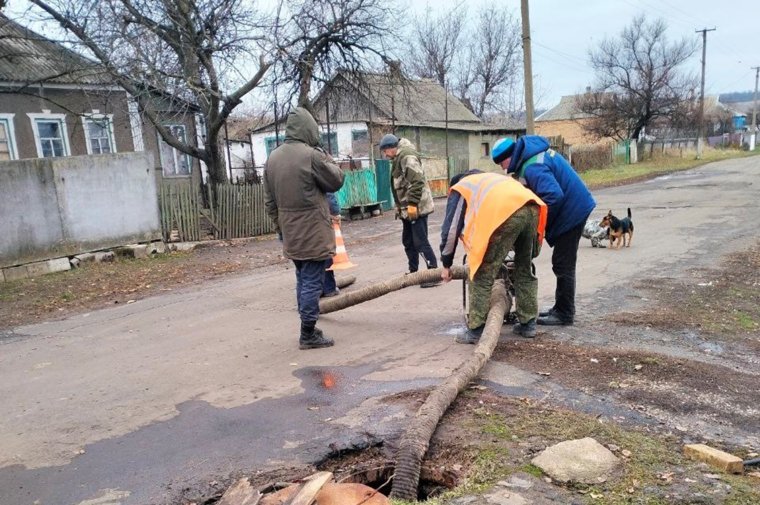 Специалисты также занимаются прочисткой канализационных систем 