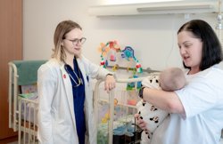 Малыша сегодня выписали домой