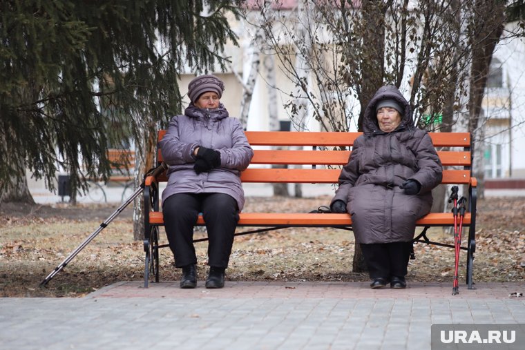 Пожилые люди просят установить лавочки