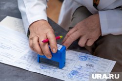 Врачу из Надыма ограничили свободу и лишили практики за торговлю больничными