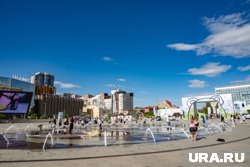 Корреспондент URA.RU передает, что она зацепилась за конструкцию