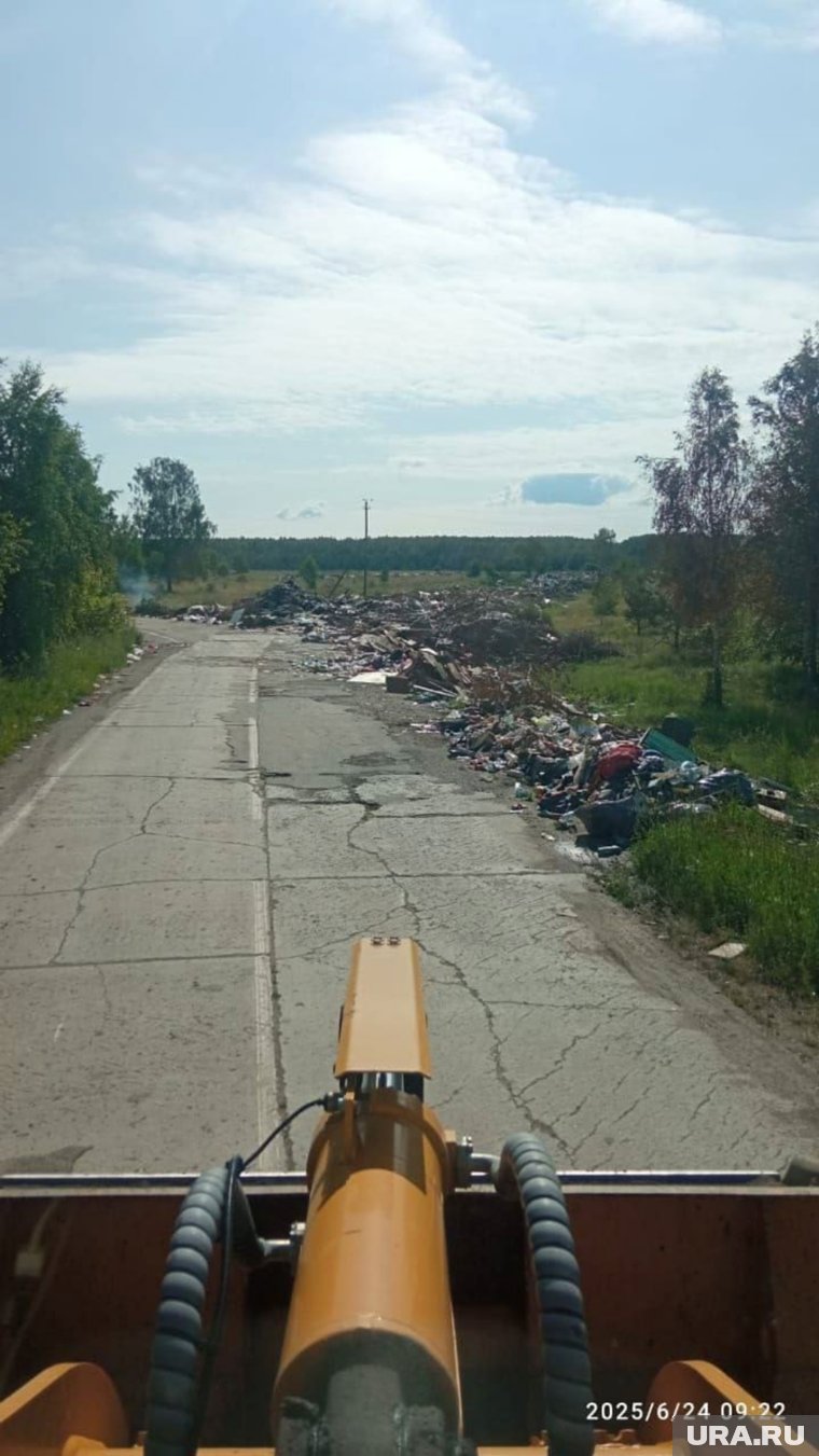 Горы мусора на дороге Касли - асфальтобетонный завод 