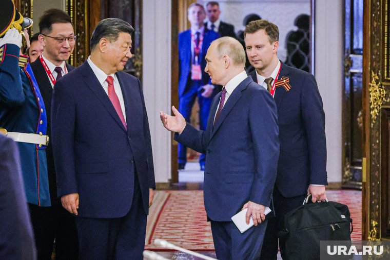 За пару дней до встречи с президентом То Ламом российский лидер больше 7 часов проговорил с главой Китая Си Цзиньпином
