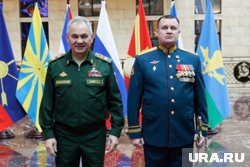 Сергей Шойгу (слева) и Андрей Мордвичев, награжденный медалью «Золотая звезда» за взятие Авдеевки