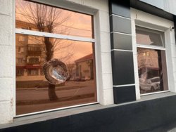 В Кургане хулиган попал на видео, когда разбивал окна в спа-салоне