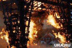 В Кемеровской области тушат пожар в ТЦ, площадь возгорания 900 квадратных метров
