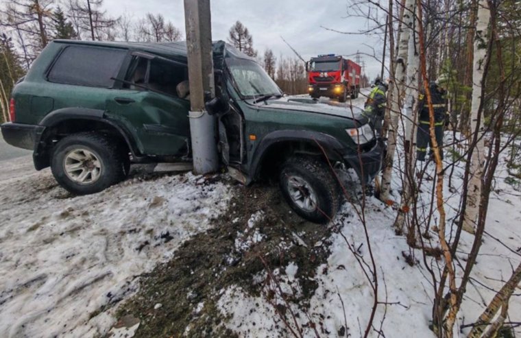 Nissan Patrol на зимней резине въехал в столб