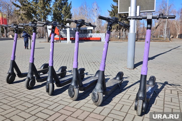 В центре Кургана самокаты мешают прохожим